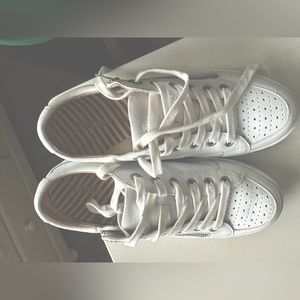 Taos size 7.5 zip side sneaks in white leather